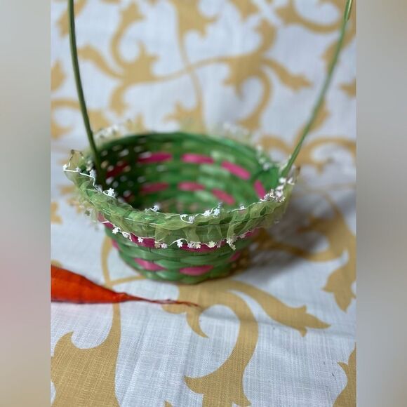 🔥❤️🔥 2 NEW! Round Weaved Easter Basket with Organza Trim BONUS Moss Terrarium - Picture 11 of 12